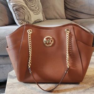 Michael Kors Bags - NEVER USED!! Michael Kors Jet Set Michael Kors Bags - NEVER USED!! Michael Kors Jet Set
